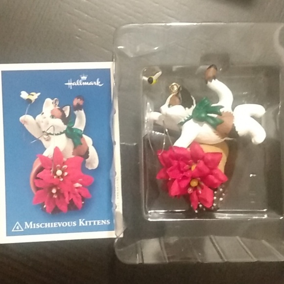 2002 Keepsake Ornament Collector's Mischievous Kittens with a Poinsettia Plant - Picture 2 of 4